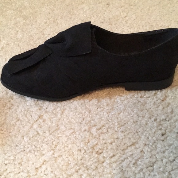 Black flats with detail - Picture 3 of 4